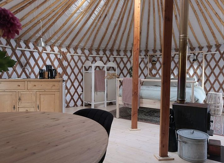 Vakantiehuisje in Feanwalden op het Friese platteland met kleurrijke bloemen en natuurlijke omgeving.