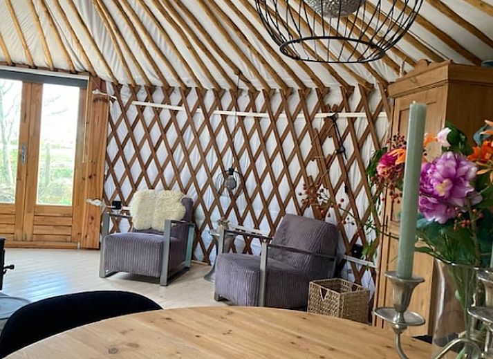 Rustieke vuurplaats bij Vakantiehuisje in Feanwalden, Friesland omgeven door groene natuur.