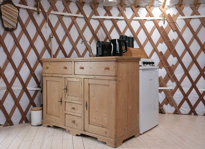 Rustieke vuurplaats bij Vakantiehuisje in Feanwalden, Friesland omgeven door groene natuur.