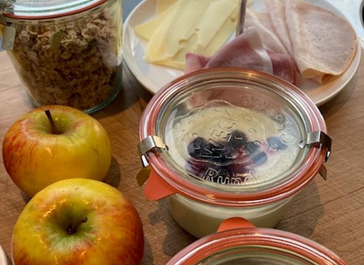 Gezellige binnenruimte van Vakantiehuisje in Feanwalden met houtkachel en eettafel.