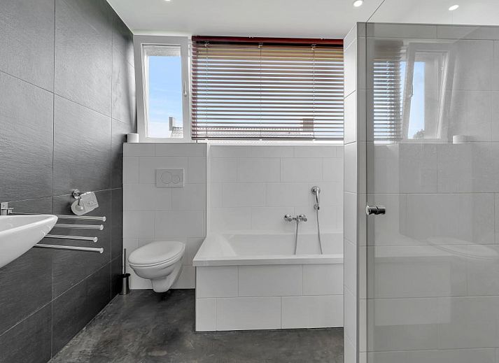 Sonnenaufgang ueber der friesischen Landschaft in der Naehe des Ferienhauses Huske 2 in Tzummarum, Friesland.