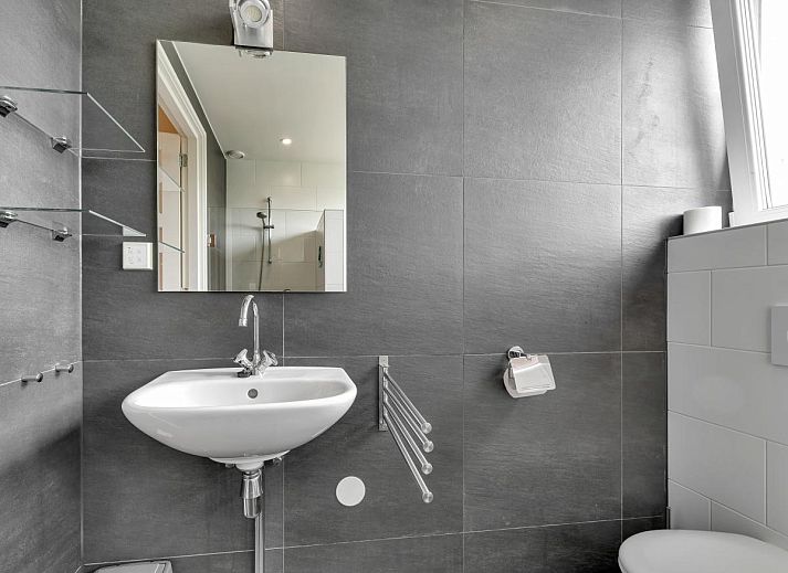 Moderne Kueche im Ferienhaus Huske 2, Tzummarum, Friesland in der friesischen Landschaft.