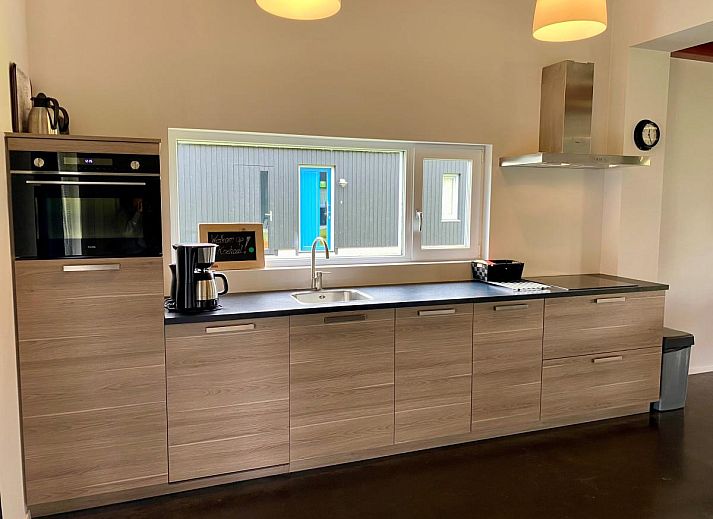 Gemuetliches Wohnzimmer im Ferienhaus Huske 2, Tzummarum, Friesland mit Kamin.