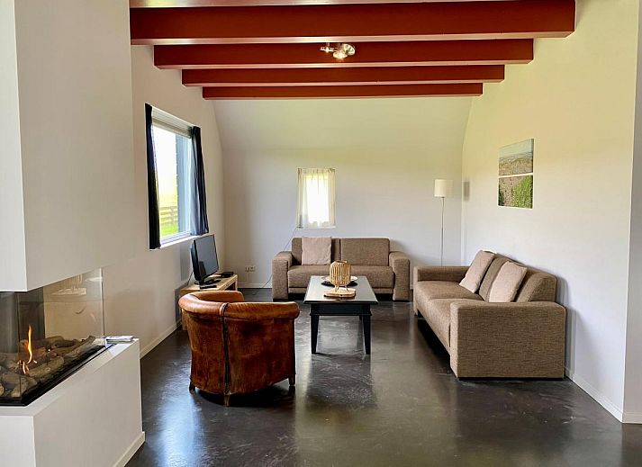 Gemuetliches Wohnzimmer im Ferienhaus Huske 2, Tzummarum, Friesland mit Kamin.