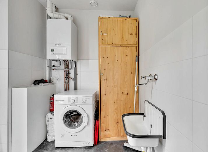 Schlafzimmer mit grossem Fenster im Ferienhaus Huske 2, Tzummarum, Friesland.