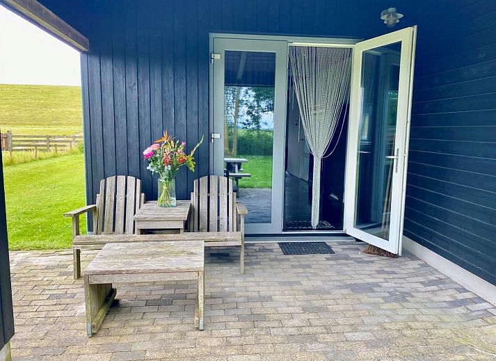 Schlafzimmer mit grossem Fenster im Ferienhaus Huske 2, Tzummarum, Friesland.