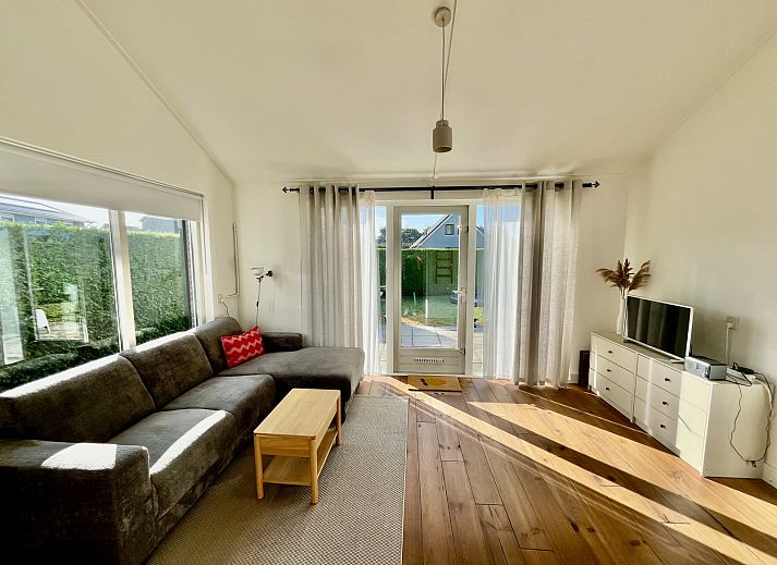 Luchtfoto van vakantiehuis FR463 in Tzummarum, omgeven door groene natuur in Friesland.