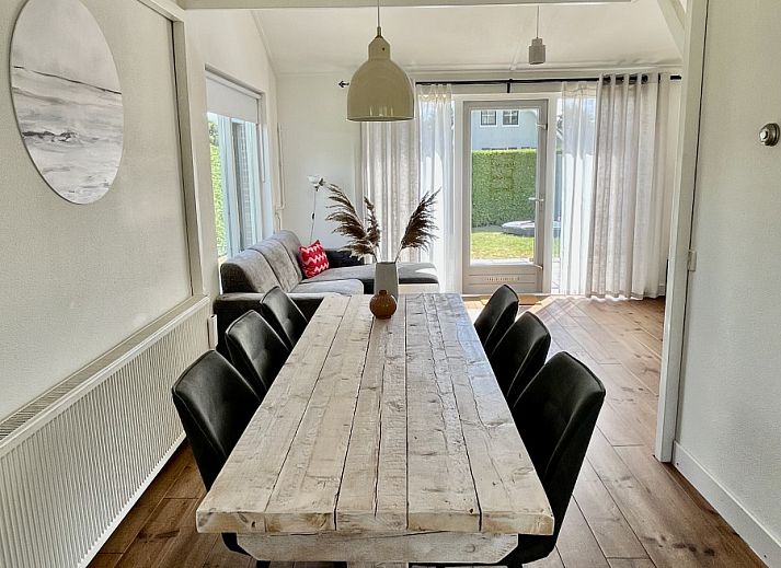 Luchtfoto van vakantiehuis FR463 in Tzummarum, omgeven door groene natuur in Friesland.