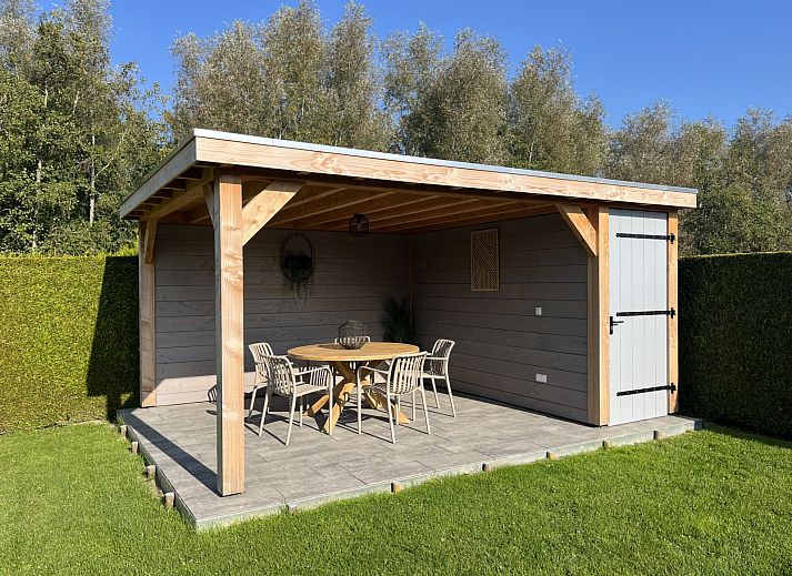 Luchtfoto van vakantiehuis FR463 in Tzummarum, omgeven door groene natuur in Friesland.