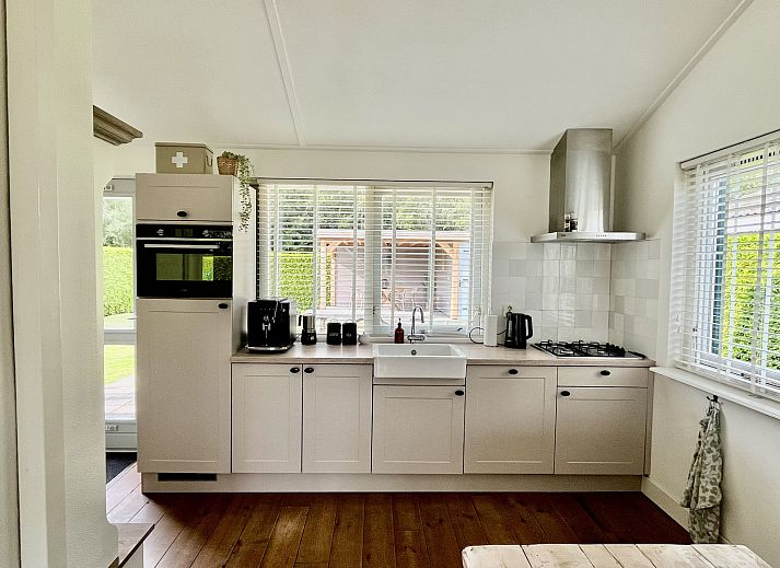 Stijlvolle keuken in vakantiehuis FR463, Tzummarum, met moderne apparatuur en uitzicht op de tuin.