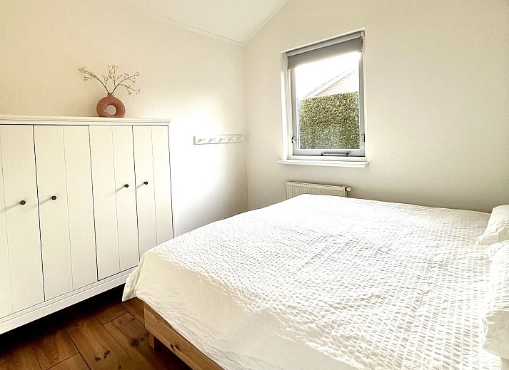 Stijlvolle keuken in vakantiehuis FR463, Tzummarum, met moderne apparatuur en uitzicht op de tuin.