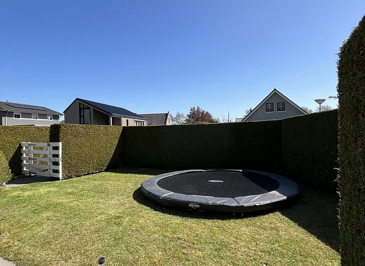 Lichte slaapkamer in vakantiehuis FR463, Tzummarum, met comfortabel tweepersoonsbed in Friesland.