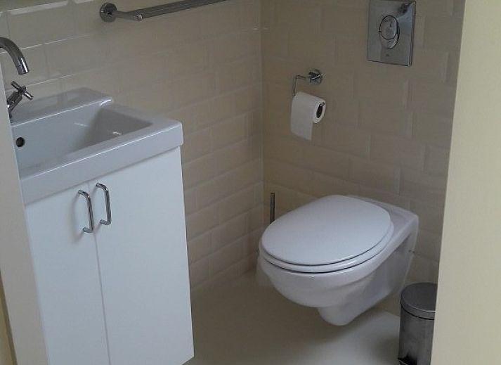 Gemuetliches Wohnzimmer im Ferienhaus Bargereed 4 Tzummarum, Tzummarum, Friesland mit viel Tageslicht.