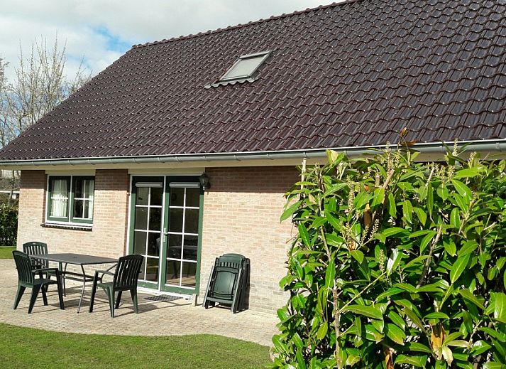 Moderne Sitzecke im Ferienhaus Bargereed 4 Tzummarum, ideal fuer Entspannung in der friesischen Landschaft.