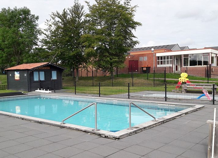 Moderne Sitzecke im Ferienhaus Bargereed 4 Tzummarum, ideal fuer Entspannung in der friesischen Landschaft.