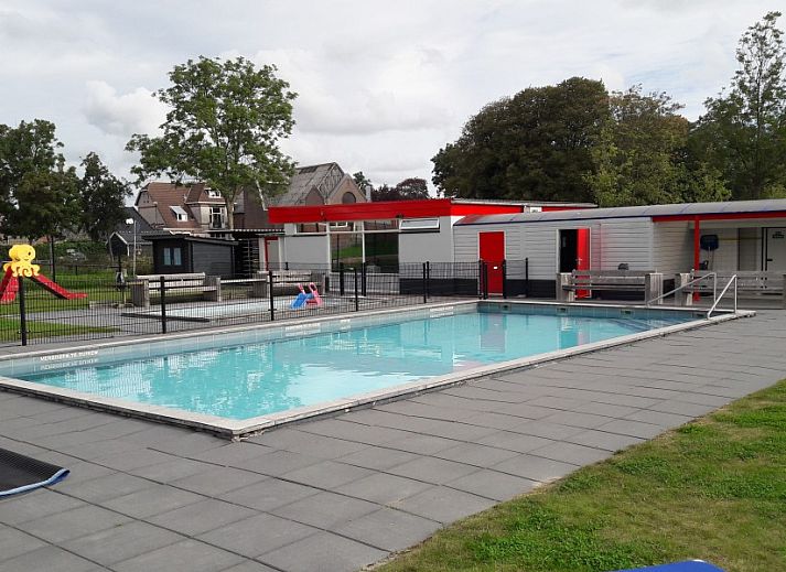 Moderne Sitzecke im Ferienhaus Bargereed 4 Tzummarum, ideal fuer Entspannung in der friesischen Landschaft.