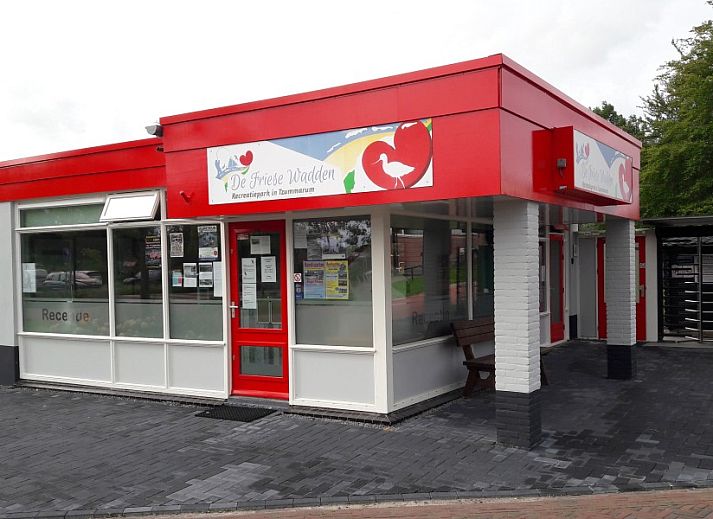 Moderne Sitzecke im Ferienhaus Bargereed 4 Tzummarum, ideal fuer Entspannung in der friesischen Landschaft.