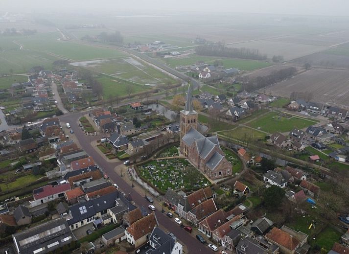 Geraeumiges Esszimmer im Ferienhaus Bargereed 4 Tzummarum, Tzummarum mit Blick auf den Garten in Friesland.