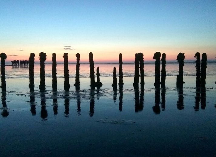 Geraeumiges Esszimmer im Ferienhaus Bargereed 4 Tzummarum, Tzummarum mit Blick auf den Garten in Friesland.