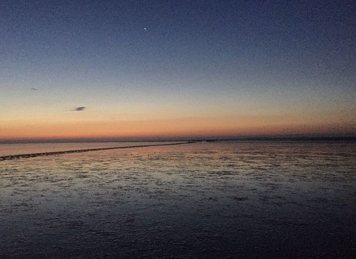 Geraeumiges Esszimmer im Ferienhaus Bargereed 4 Tzummarum, Tzummarum mit Blick auf den Garten in Friesland.