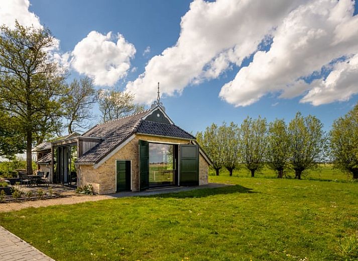 Ferienhaus in Klooster Lidlum, eine charmante Unterkunft in der friesischen Landschaft mit sonniger Veranda in Klooster-Lidlum, Friesland.