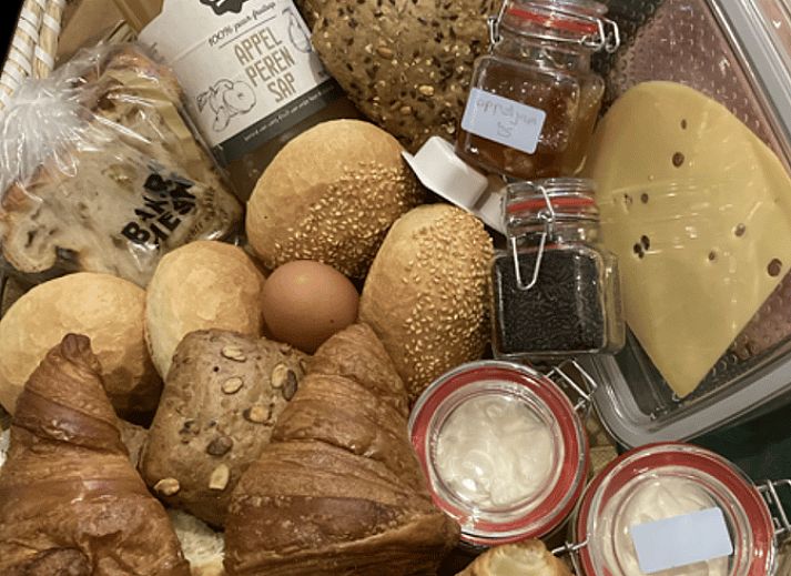 Offene Kueche im Ferienhaus in Klooster Lidlum mit laendlichem Charme und Blick auf Klooster-Lidlum, Friesland.