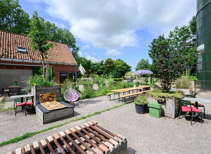 Adembenemend uitzicht op de zonsondergang vanuit Vakantiehuis in Marrum, omgeven door het serene Friese platteland.