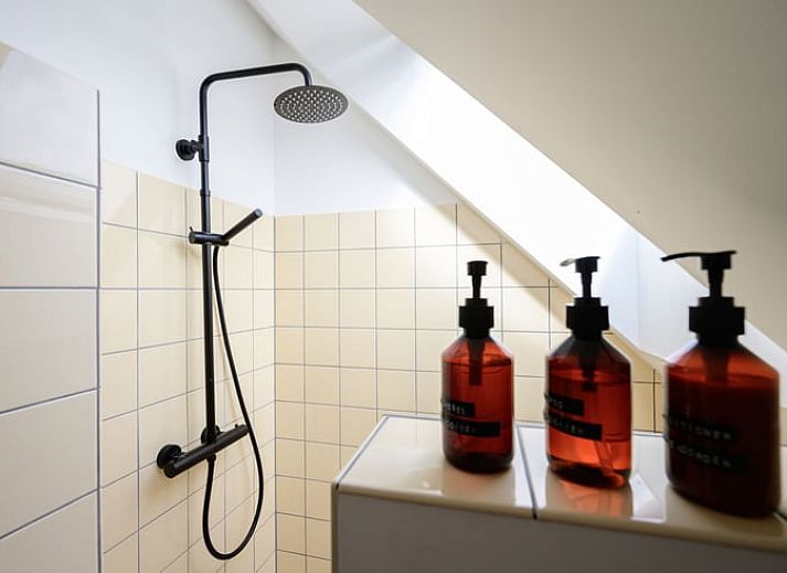 Adembenemend uitzicht op de zonsondergang vanuit Vakantiehuis in Marrum, omgeven door het serene Friese platteland.