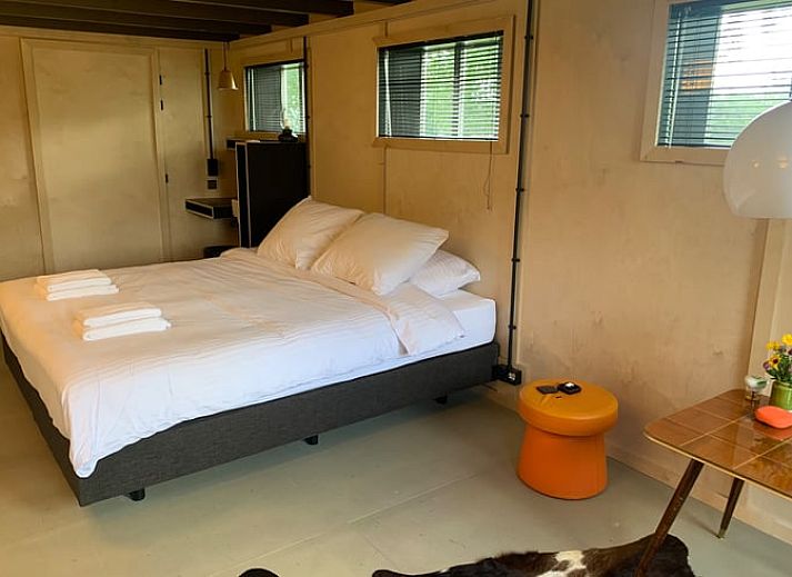 Ruime binnenruimte van Vakantiehuis in Marrum, met een uitnodigend interieur en uitzicht op de omliggende natuur van Friesland.