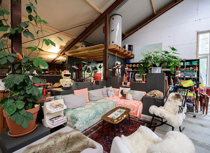 Ruime binnenruimte van Vakantiehuis in Marrum, met een uitnodigend interieur en uitzicht op de omliggende natuur van Friesland.