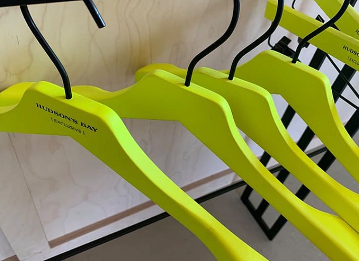 Ruime binnenruimte van Vakantiehuis in Marrum, met een uitnodigend interieur en uitzicht op de omliggende natuur van Friesland.