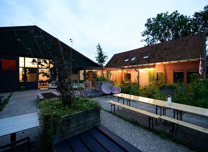 Moderne keuken in Vakantiehuis in Marrum, ideaal voor koken tijdens een verblijf op het schilderachtige Friese platteland.