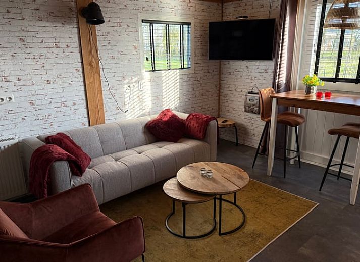 Gezellig vakantiehuisje in Peins, Friesland, omgeven door weelderige natuur en rustieke charme.