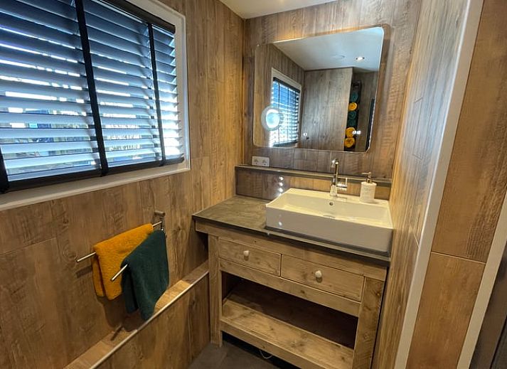 Gezellig vakantiehuisje in Peins, Friesland, omgeven door weelderige natuur en rustieke charme.