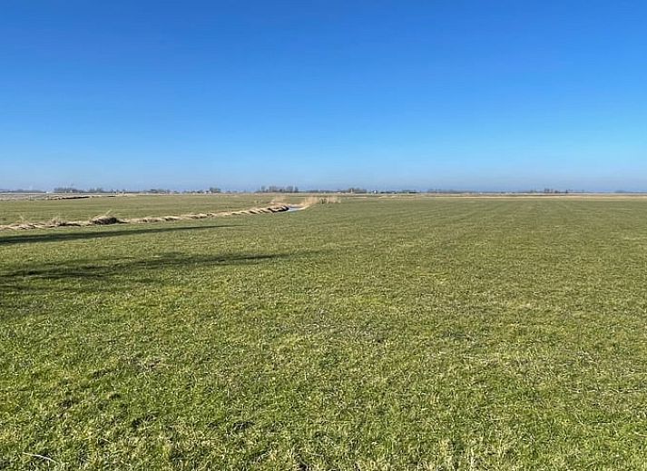 Stijlvolle woonkamer in Vakantiehuisje in Peins, Friesland, met comfortabele meubels en moderne inrichting.