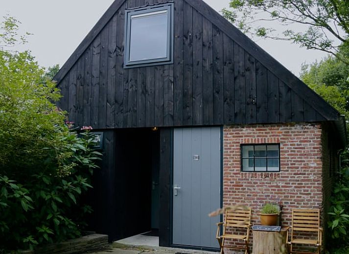 Huisje in Bornwird, vakantiehuis op het Friese platteland met groene omgeving.