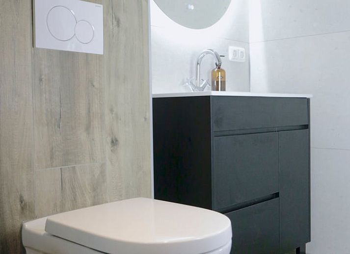 Moderne woonkamer in Huisje in Bornwird, vakantiehuis in Friesland.