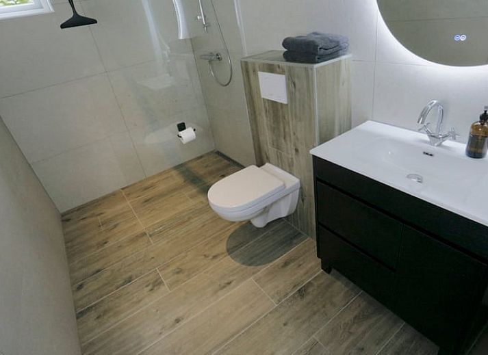 Gezellige zithoek in Huisje in Bornwird, vakantieaccommodatie op het Friese platteland.