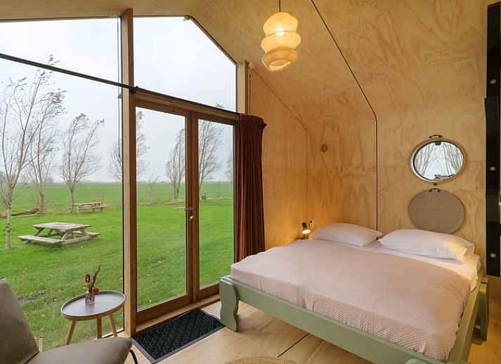 Ferienhaus in Broek, Friesland, bietet ein modernes Holzhaus in der friesischen Landschaft mit grosser Veranda und schoener Aussicht.