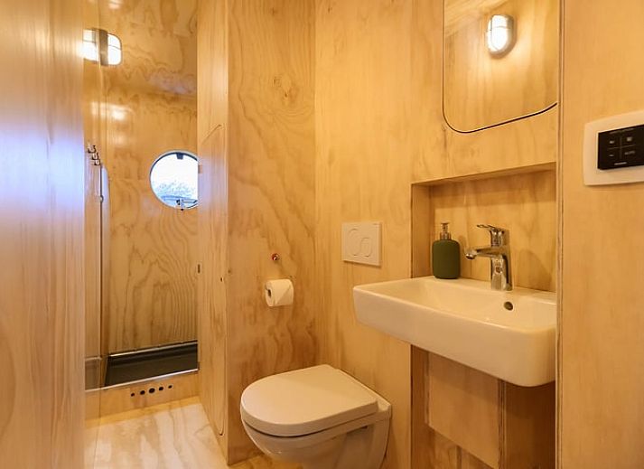 Ferienhaus in Broek, Friesland, bietet ein modernes Holzhaus in der friesischen Landschaft mit grosser Veranda und schoener Aussicht.