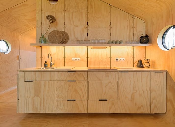 Ferienhaus in Broek, Friesland, bietet ein modernes Holzhaus in der friesischen Landschaft mit grosser Veranda und schoener Aussicht.