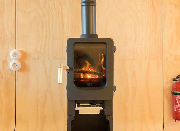 Ferienhaus in Broek, Friesland, bietet ein modernes Holzhaus in der friesischen Landschaft mit grosser Veranda und schoener Aussicht.
