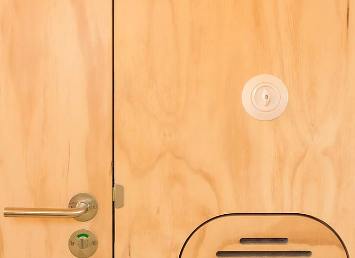 Gemuetliches Interieur des Ferienhauses in Broek, in der friesischen Landschaft, Friesland, mit moderner Einrichtung und Holzofen.