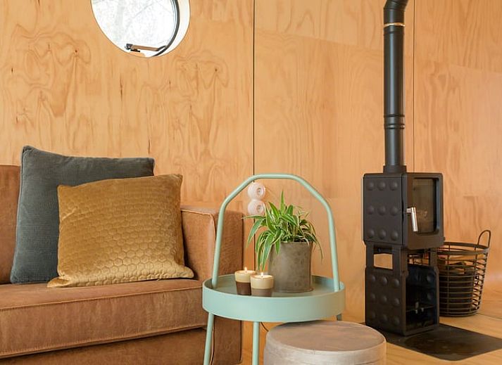 Gemuetliches Interieur des Ferienhauses in Broek, in der friesischen Landschaft, Friesland, mit moderner Einrichtung und Holzofen.