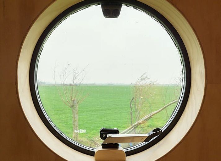 Gemuetliches Interieur des Ferienhauses in Broek, in der friesischen Landschaft, Friesland, mit moderner Einrichtung und Holzofen.