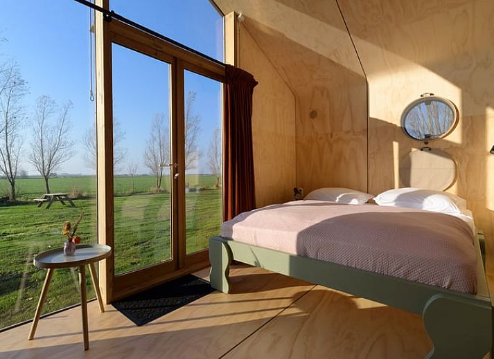 Gemuetliches Interieur des Ferienhauses in Broek, in der friesischen Landschaft, Friesland, mit moderner Einrichtung und Holzofen.