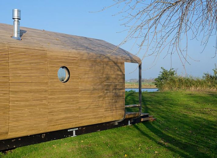 Gemuetliches Interieur des Ferienhauses in Broek, in der friesischen Landschaft, Friesland, mit moderner Einrichtung und Holzofen.