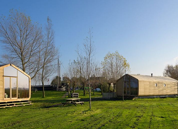 Gemuetliches Interieur des Ferienhauses in Broek, Friesland, mit moderner Einrichtung und Holzoberflaechen in der friesischen Landschaft.