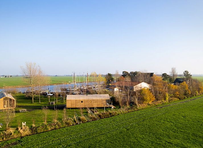 Gemuetliches Interieur des Ferienhauses in Broek, Friesland, mit moderner Einrichtung und Holzoberflaechen in der friesischen Landschaft.