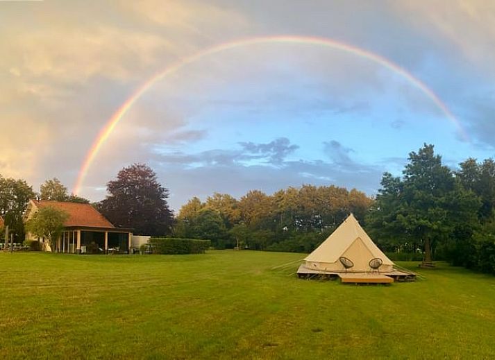Vakantiehuis in De Hoeve, gelegen op het Friese platteland, met regenboog boven de natuur.